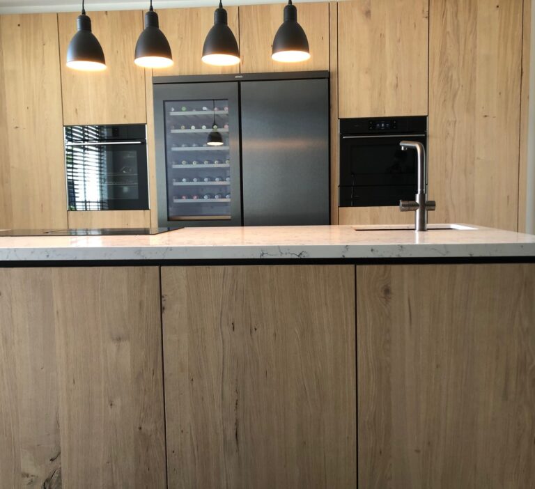 Eiken keuken met Atag apparatuur en composiet marmerlook werkblad